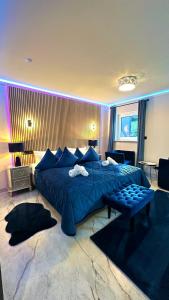 1 dormitorio con 1 cama azul grande con manta azul en Villa Tropicana Berlin Potsdam, en Teltow