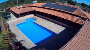 una vista aérea de una piscina en la azotea en Chácara Bella Vida com Piscina Churrasqueira Salão de Festas Fogão a Lenha Quadra, en Araçariguama