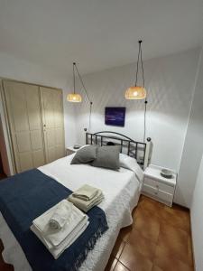 um quarto com uma cama com duas toalhas em La Perla em Palamós