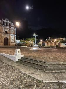 ein Gebäude mit Straßenbeleuchtung in der Nacht davor in der Unterkunft Casa Santiago de los Caballeros in Antigua Guatemala