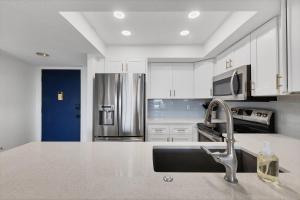 una cocina con armarios blancos y fregadero en 6415 Midnight Pass #608, en Siesta Key