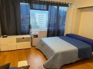 una camera con letto e finestra di Lugano Modern Executive Huge Flat -10 guests a Lugano