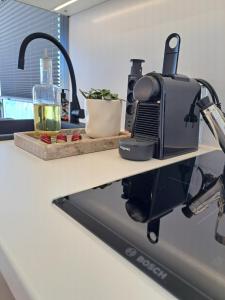Cosy tiny houseboats near beach and restaurants by Weltevreden Experience的厨房或小厨房