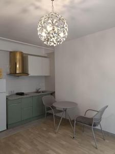 kuchnia ze stołem, 2 krzesłami i żyrandolem w obiekcie Paris 12 30m² quiet comfortable studio apartment w Paryżu