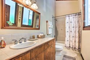 y baño con lavabo, aseo y espejo. en Tranquility Guest House, en Kailua-Kona
