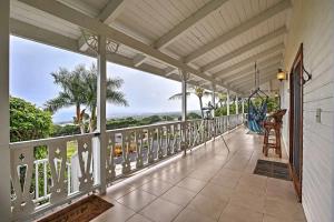 un balcón al aire libre con vistas al océano en Tranquility Guest House, en Kailua-Kona