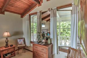 sala de estar con escritorio y ventana en Tranquility Guest House, en Kailua-Kona