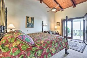 1 dormitorio con 1 cama con edredón rojo en Tranquility Guest House, en Kailua-Kona