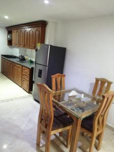 里奧內格羅的住宿－Rionegro - Casa muy central，厨房配有桌椅和冰箱。