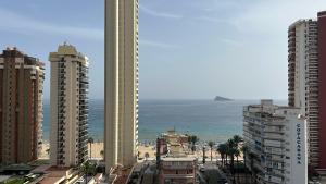 uitzicht op een stad met gebouwen en het strand bij Ducado 13 Playa Benidorm in Benidorm