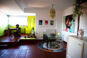 een woonkamer met een glazen tafel en een raam bij Sound of Colors - Art Design Apartment in Desenzano del Garda