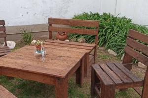 mesa de picnic de madera con 2 bancos y sidx sidx sidx sidx en Alma de Pueblo - Departamento en San Antonio de Areco