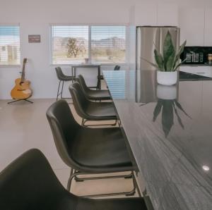 una sala conferenze con sedie e tavolo con una pianta di Coyote Tracks - A Modern Desert Experience a Joshua Tree
