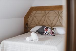 sypialnia z łóżkiem z dwoma ręcznikami w obiekcie Willa Koszysta w Bukowinie Tatrzańskiej