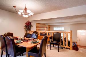 uma sala de jantar com mesa e cadeiras em Stunning Multi-Level Home near Hiking Trails and Main St, with PRIVATE Hot Tub WP33 em Breckenridge