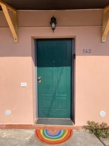 a green door on the side of a building at V&V Pink House in San Mauro