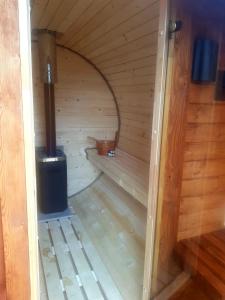 新塔爾格的住宿－Alpakowy raj，享有带木地板的桑拿浴室的内部景致