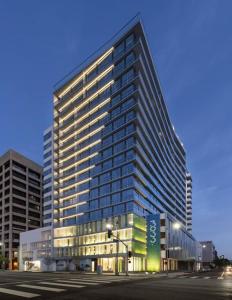 un edificio de cristal alto con luces encendidas en una ciudad en Modern Luxury 2 Bed with Panoramic City Views in Downtown LA, en Los Ángeles