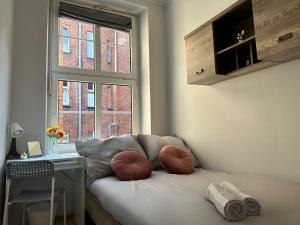 Postel nebo postele na pokoji v ubytování MMRent Gold Room