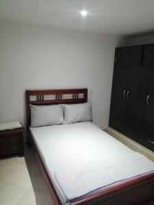 a bedroom with a large white bed in a room at Rionegro - Casa muy central in Rionegro