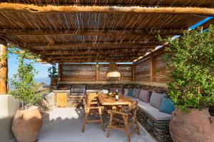 Posezení v ubytování Hamezi Instyle Suite 2 Traditional Sunny Cretan Houses