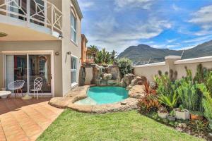 una casa con piscina en el patio en Seaside Villa - 1 La Mer en Hout Bay