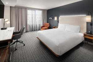 Postel nebo postele na pokoji v ubytování Courtyard by Marriott Seattle Bellevue/Downtown
