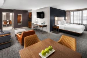 Postel nebo postele na pokoji v ubytování Courtyard by Marriott Seattle Bellevue/Downtown + 34 fotografií