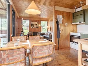 StubbekøbingにあるTwo-Bedroom Holiday home in Stubbekøbing 1のキッチン、ダイニングルーム(テーブル、椅子付)