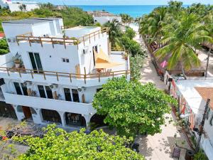女人島的住宿－Casa Alkimia Town，享有海滩上建筑的空中景致