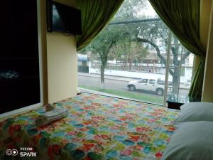 伊瓦拉的住宿－HOSPEDAJE YACUCALLE，卧室配有一张床,享有街道的景色