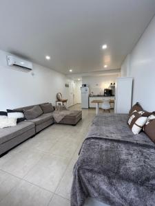 ein großes Wohnzimmer mit einem Sofa und einem Tisch in der Unterkunft Monoambiente Home&Office in Cipolletti