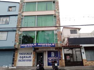 un edificio con una moto parcheggiata di fronte di HOSPEDAJE YACUCALLE a Ibarra