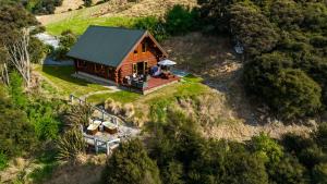 una vista aérea de una pequeña casa en una colina en Cascade Creek Retreat, en Milton