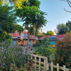 una casa con una valla frente a un jardín en 兔窩很Chill en Yilan City