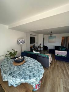 ein Wohnzimmer mit einem Tisch und einem Sofa in der Unterkunft Seadream Luxury Holiday Home with Hot Tub Sleeps 6 in Scarborough