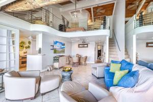 Gallery image of The Noniluna Two - Sleeps 9 plus Pack N Play in Lahaina +30 photos