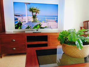 een woonkamer met een bureau en een groot raam bij Vista al Mar Fuerteventura in Puerto del Rosario