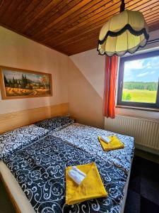 Ένα ή περισσότερα κρεβάτια σε δωμάτιο στο Horská Kvilda - Ubytování U Chvalů