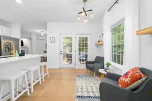 cocina y sala de estar con paredes blancas en Gorogeous Chic 2BDR Renovated Home near Downtown Sleeps 6 843, en Traverse City