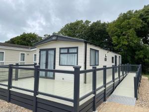 Casa móvil con terraza grande en Emma's Pad at Hoburne Naish - New Forest - Wheel chair Accessible with wetroom and ramp en Highcliffe
