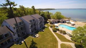 una vista aérea de una casa y una piscina en Beautiful Comfy 2 Bedroom Condo Stunning Golf Course Views 5166, en Traverse City