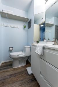 bagno con servizi igienici, lavandino e specchio di Beautiful Lake View Studio Condo at The Shores a Traverse City