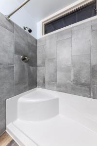 bagno con doccia e vasca bianca di Beautiful Lake View Studio Condo at The Shores a Traverse City