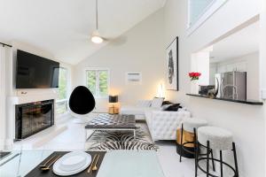 ein Wohnzimmer mit einem Sofa und einem Kamin in der Unterkunft Exquisite One of a kind 3BDR Condo at Hilltop 5736 in Traverse City