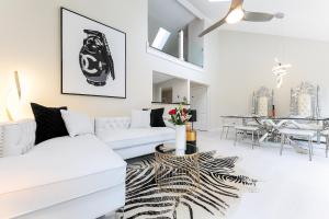 ein Wohnzimmer mit weißen Möbeln und einem Zebra-Teppich in der Unterkunft Exquisite One of a kind 3BDR Condo at Hilltop 5736 in Traverse City