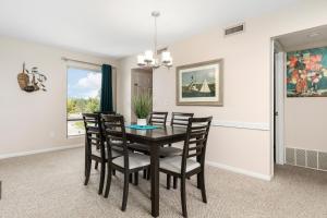 une salle à manger avec une table et des chaises noires dans l'établissement Beautiful 2BDR Loft Suite at Golf Course Condo 5549, à Traverse City