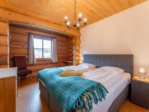 een slaapkamer met een groot bed in een blokhut bij Janna in Mauterndorf