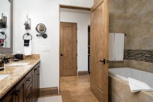 a bathroom with a tub and a sink at Grand Reserve Inn in Plymouth +22 photos