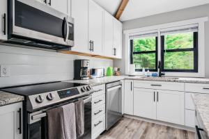 Una cocina o kitchenette en Gorgeous Newly Renovated 3 BDR Torch Lake Cottage 7322